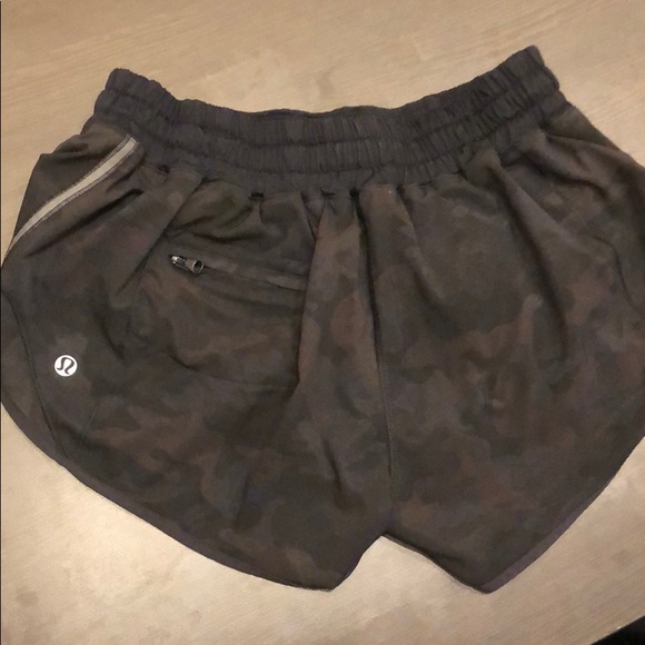 RARE Lululemon camo savasana hotty hot shorts - Picture 2 of 5